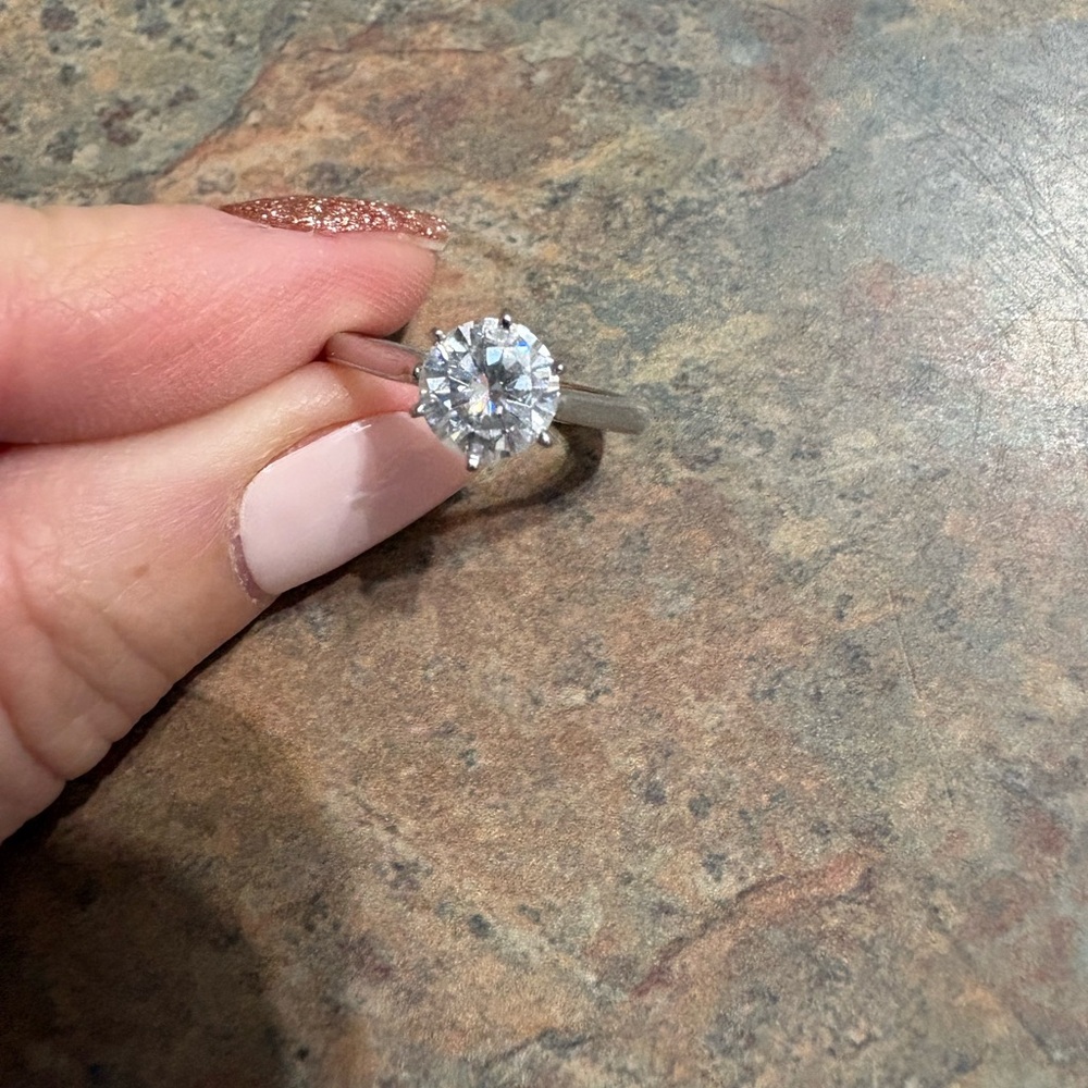 Charles & Colvard Moissanite Solitaire Ring in white gold 1ct (dew) - Picture 4 of 12